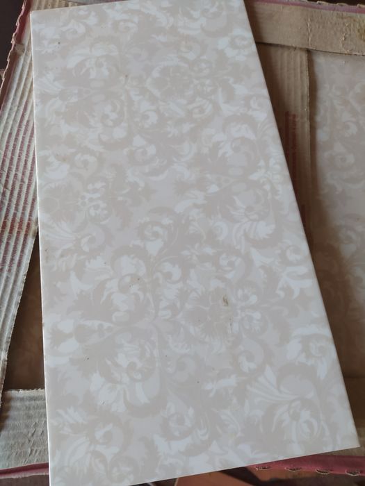 Кафель новый, ламинат