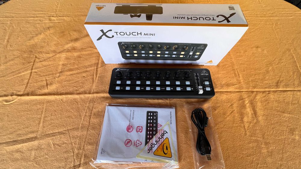 Продавам контролер Behringer X-Touch Mini
