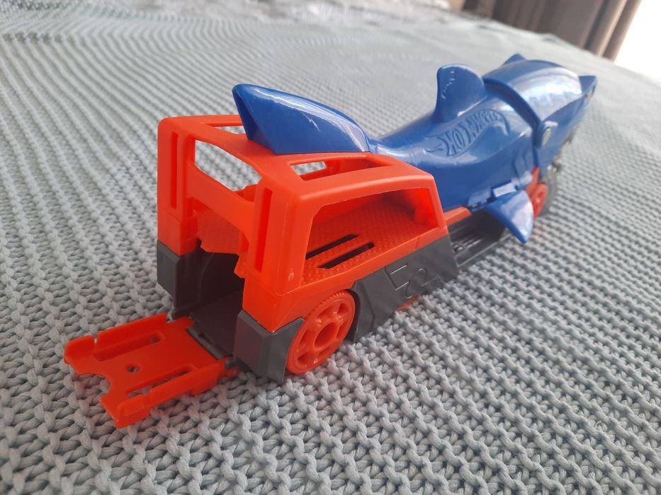 Set de Joaca Hot Wheels Camion Rechin Transportator