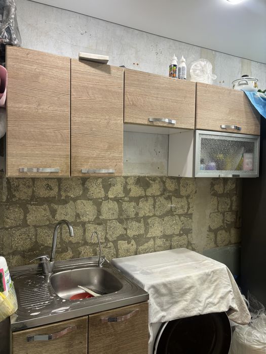 Продаётся кухонный гарнитур в среднем состоянии район площадь республи