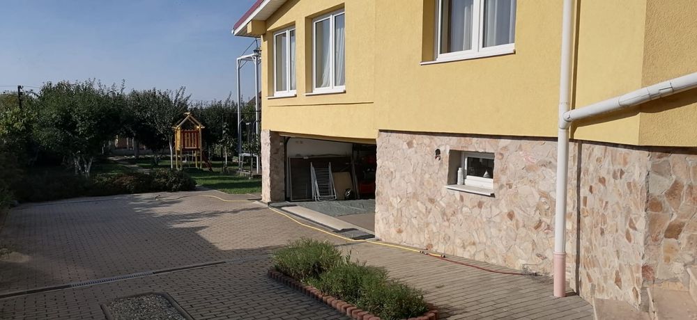 Inchiriez vila, suprafata utila 360mp, Sibiu, str Sacel, zona Tilisca