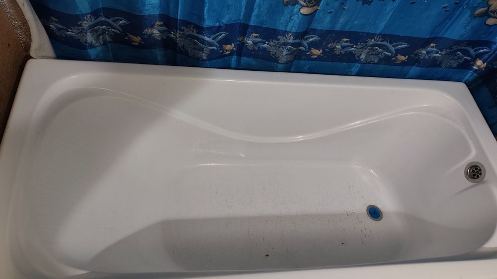Ванна акриловая в среднем состоянии