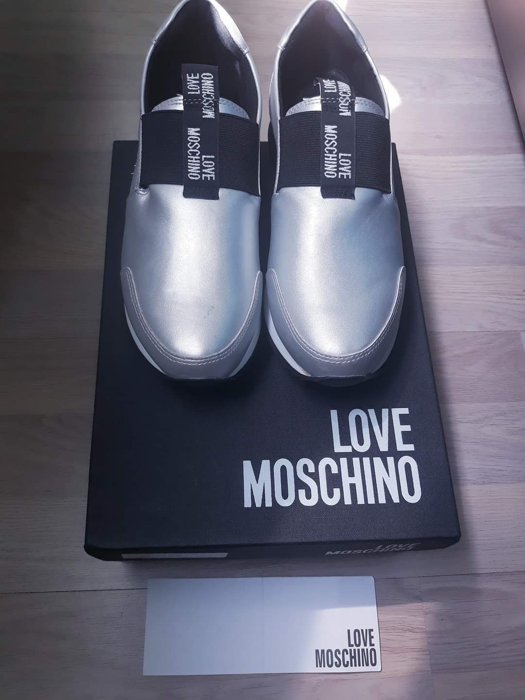 LOVE MOSCHINO оригинални, нови, кожени кецове с лек дефект