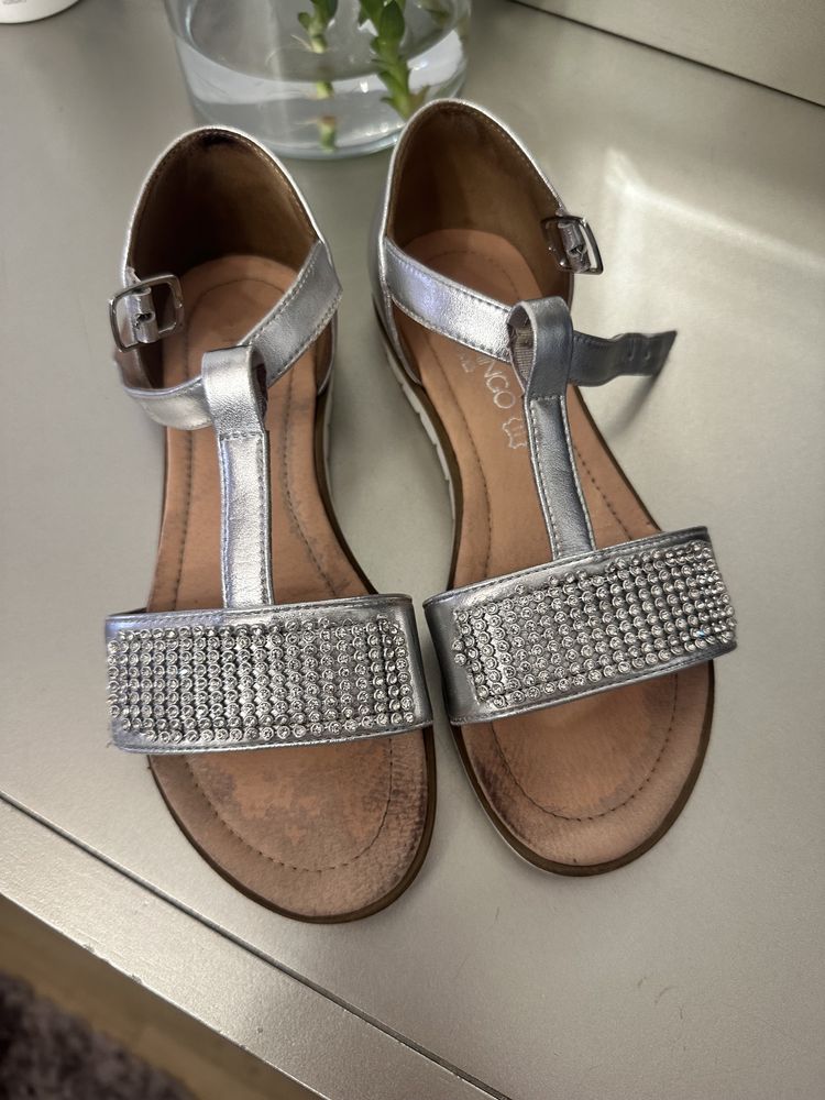 Sandale fetite strasuri- argintii- stare ft buna- 150 lei marime 32