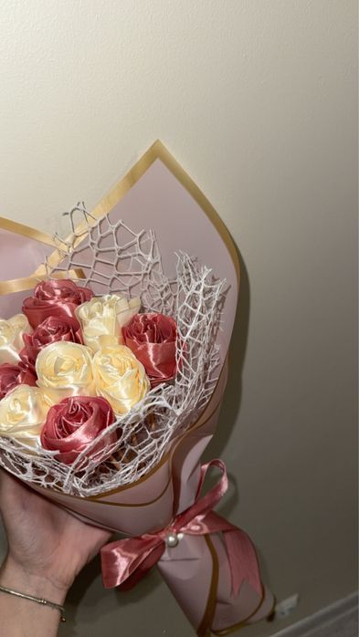 Сатенени рози и букети