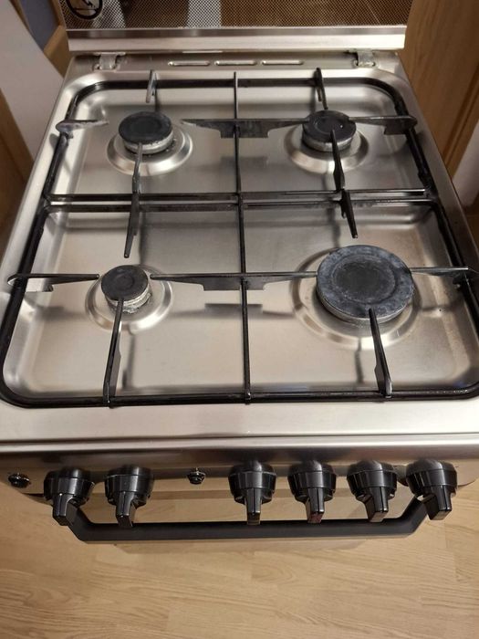 Vand Aragaz cu 4 ochiuri Indesit