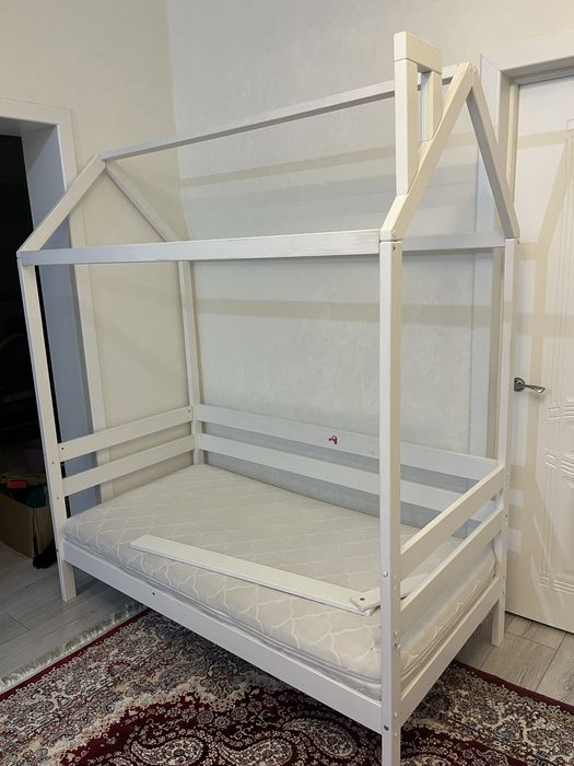 Детская домик кровать в отличном состоянии