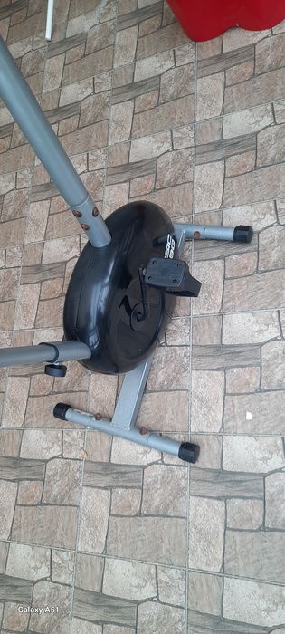 Se vinde 2 biciclete fitness.