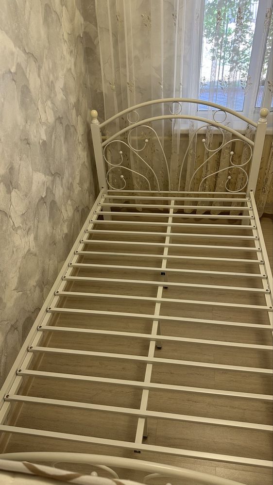 кровать с матрасом