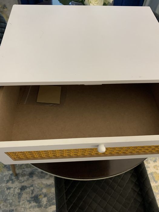 Бели нощни шкафчета