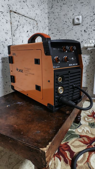 Полуавтомат Сварог реал миг 200, холати идеал янгидек турипти