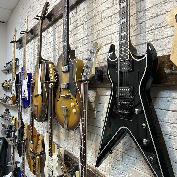 Гитарный шоурум в Алматы