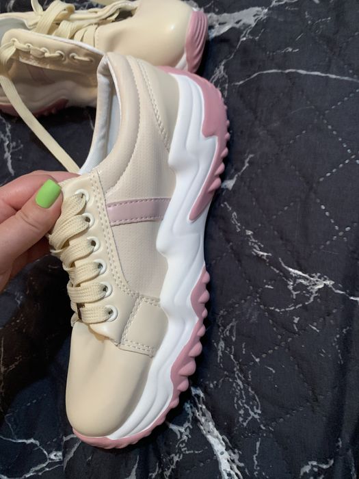 Продам кроссовки новые 39 размер