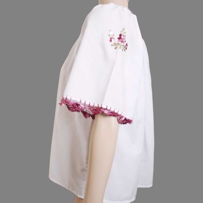 Ie lucrata manual , ie traditionala cusuta de mana masura M