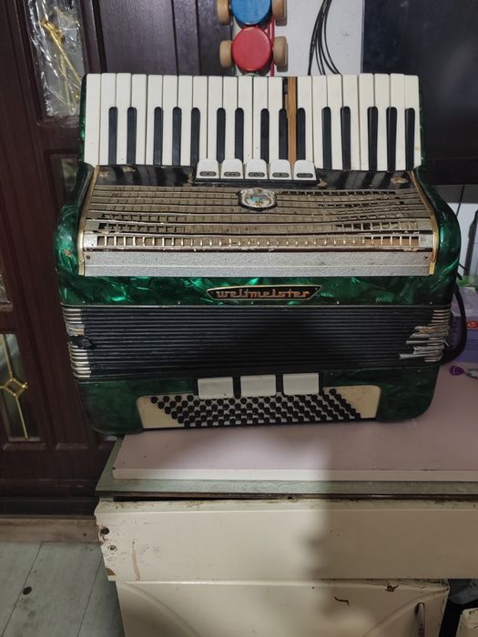 Vând urgent acordion