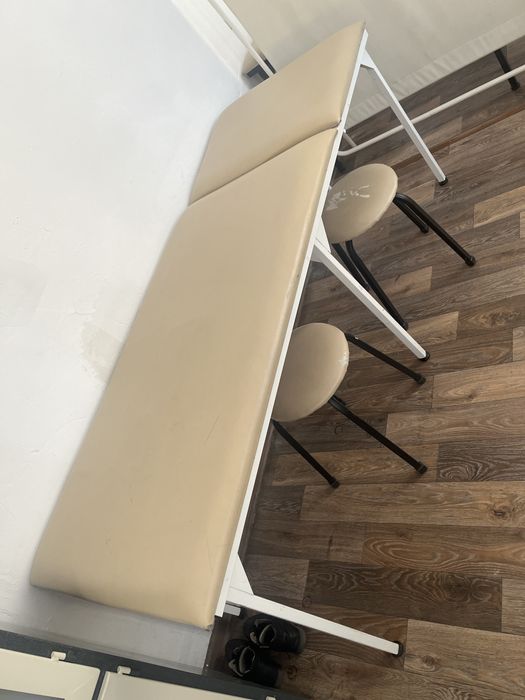 Кушетка медицинская, и помощник