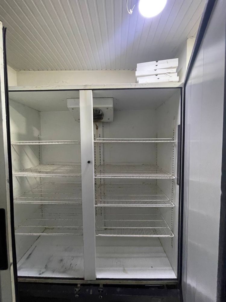 В связи с закрытием ресторана, продаются холодильники, мясорубка,печь