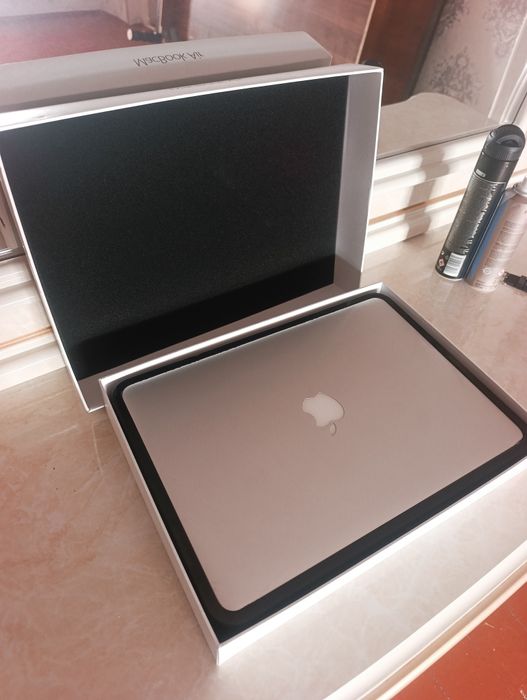 Noutbuk Macbook sotiladi