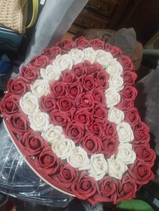 Vand decoratiune cu trandafiri artificiali noua