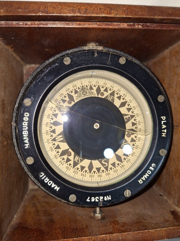 Стар тежък корабен морски компас в кутия