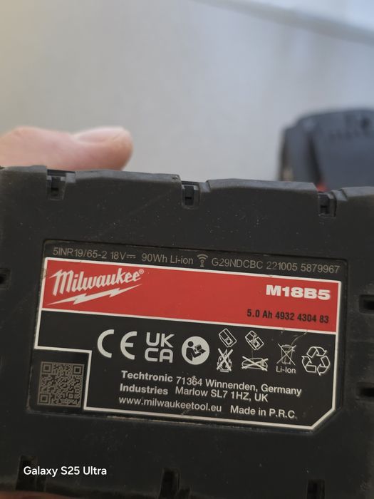 Vând 2 acumulatori/baterii milwaukee  5 ah