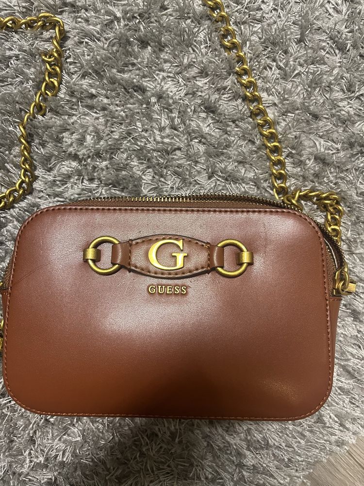 Дамска чанта Guess , в кафяв цвят , носена няколко пъти