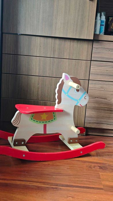 Дървен люлеещ се стол тип кон, с дръжки, опора за крака, облегалка