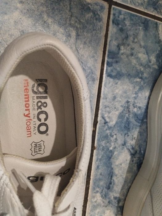 Vând pantofi piele