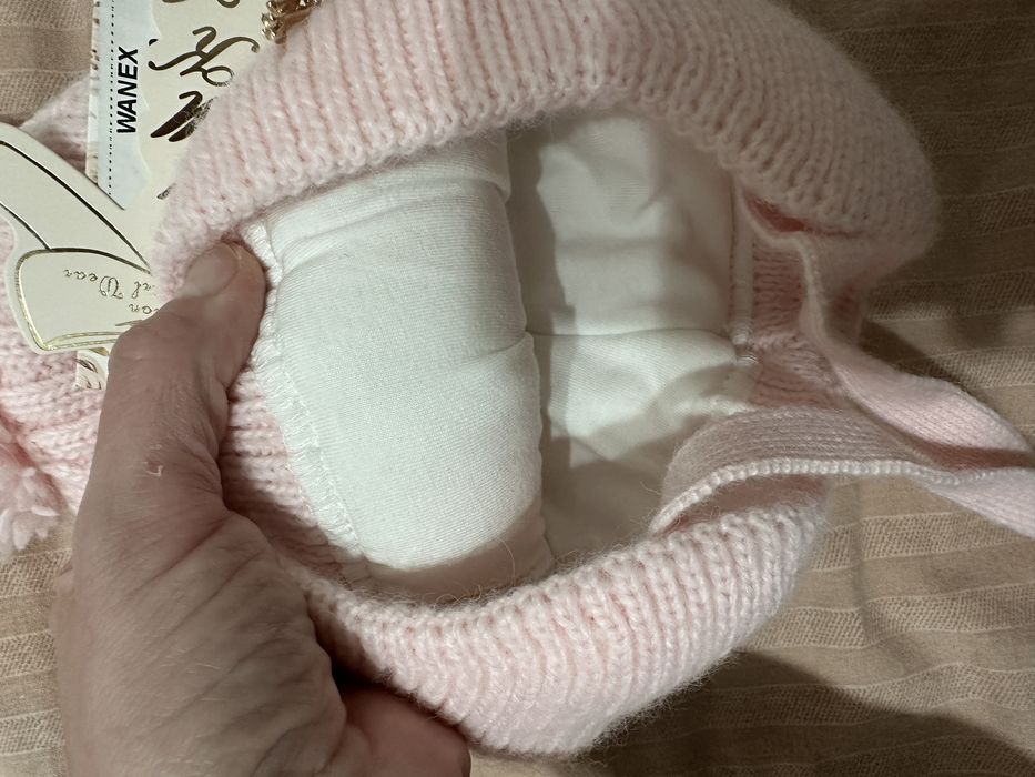 Продам новую зимнюю шапку на девочку!