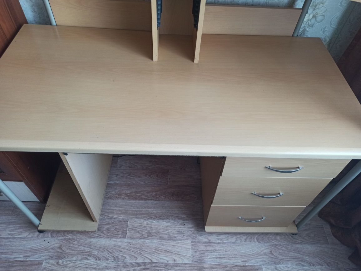 Продам стол компьютерный б/у .