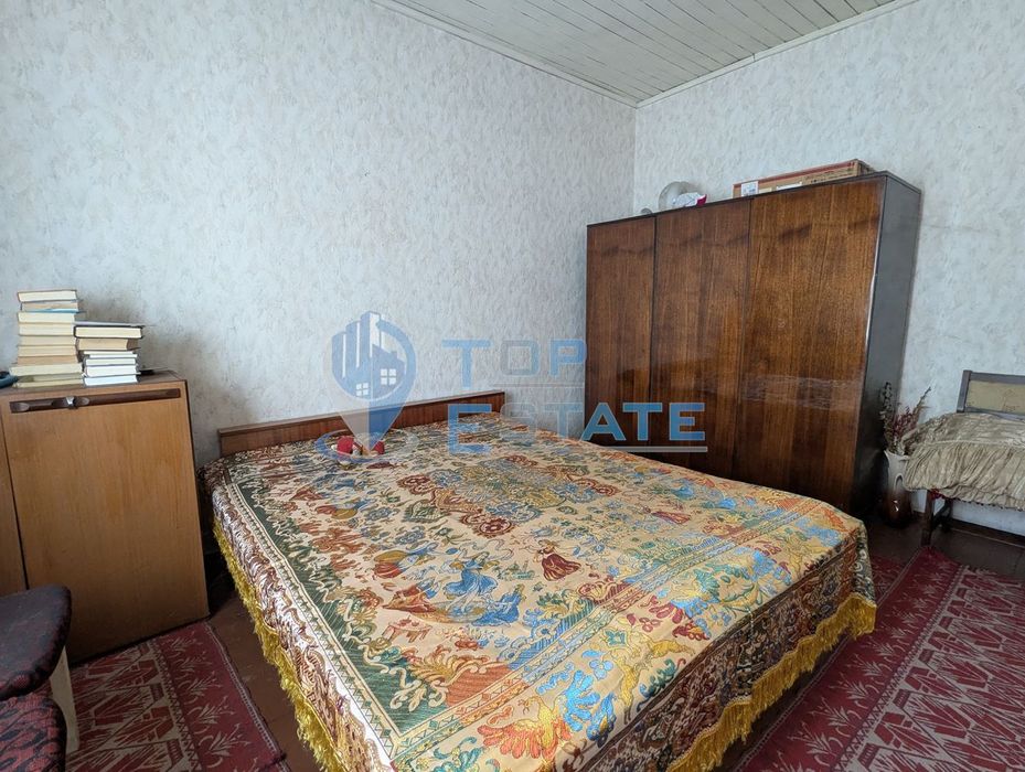 Двуетажна тухлена къща с кладенец в село Поликраище, област Велико Тъ