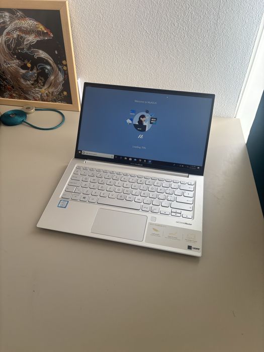 Asus VivoBook S13.. procesor i5-8th gen.. display 13,3” Oled..