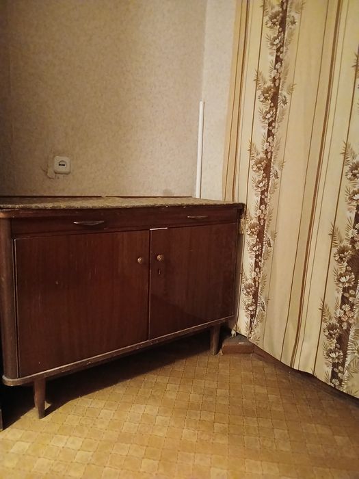 Тумбу со столом.