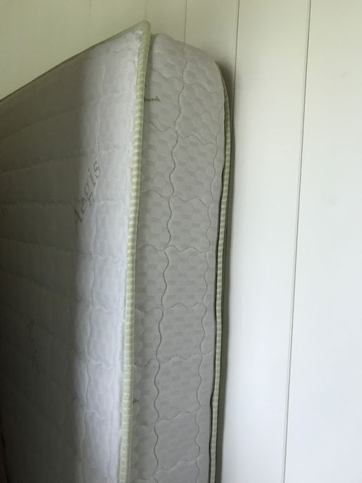 Vand saltea stare foarte buna 140 x 200 cu Memory