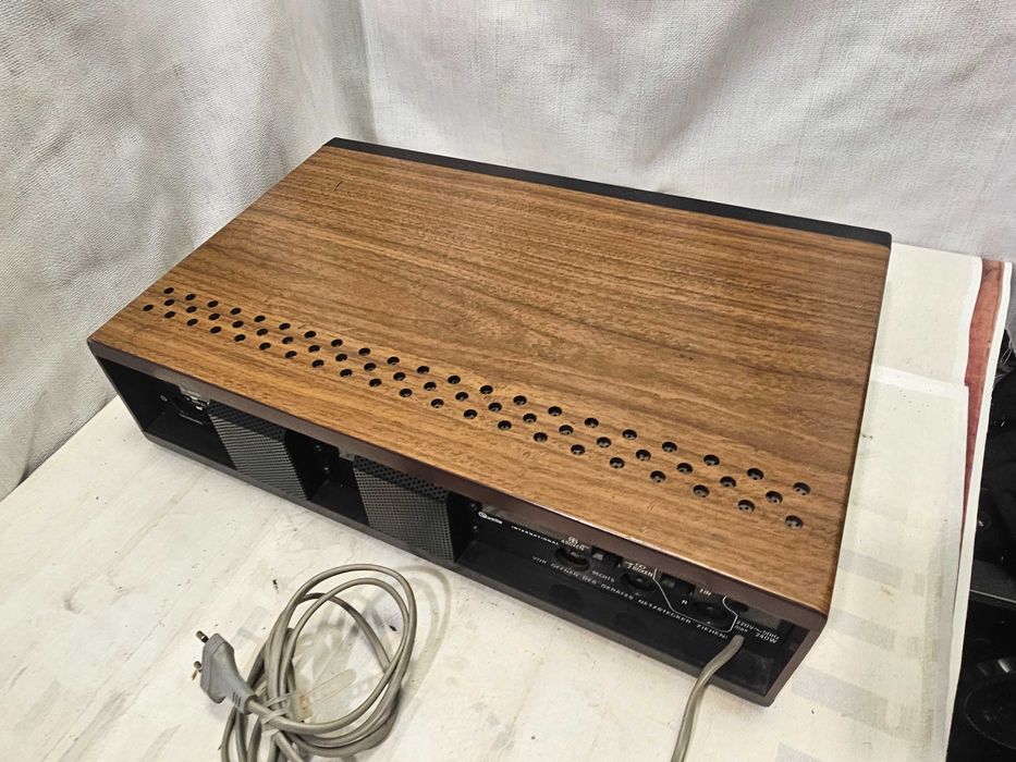 Amplificator statie vintage Universum V2352 Vu-metre analog GERMANIA