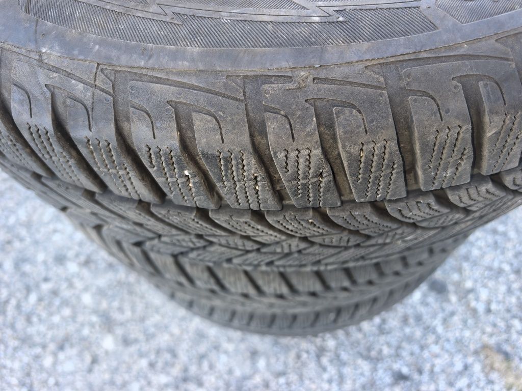 215 60 16 Good Year ultra grip XL