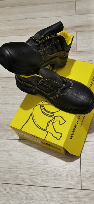 Pantofi cu bombeu metalic