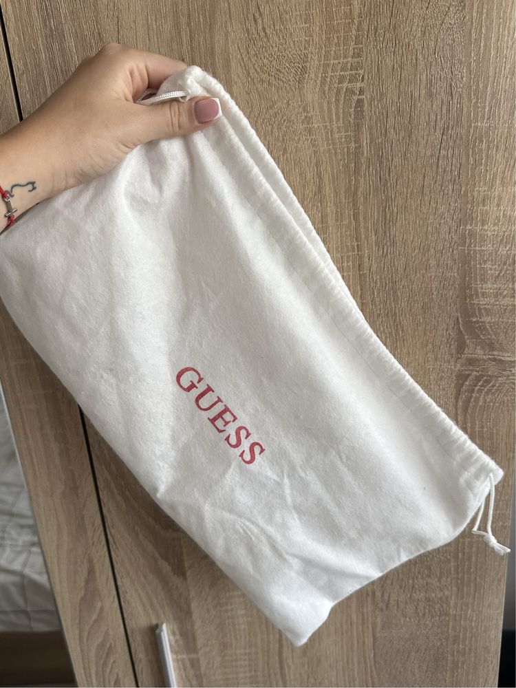 Нова чанта Guess