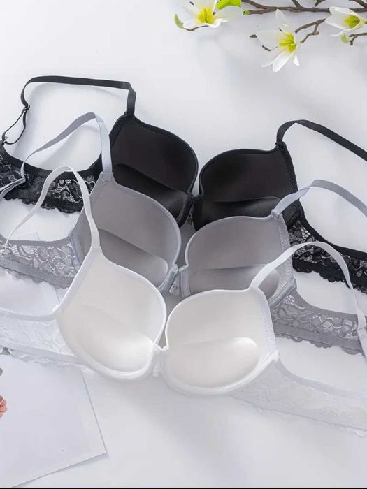 Дамски сутиени - 3 броя, различни цветове - обща цена 21,00 лв.