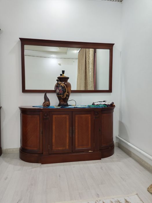 Гостивой мебель, серванд с комодом и зеркало