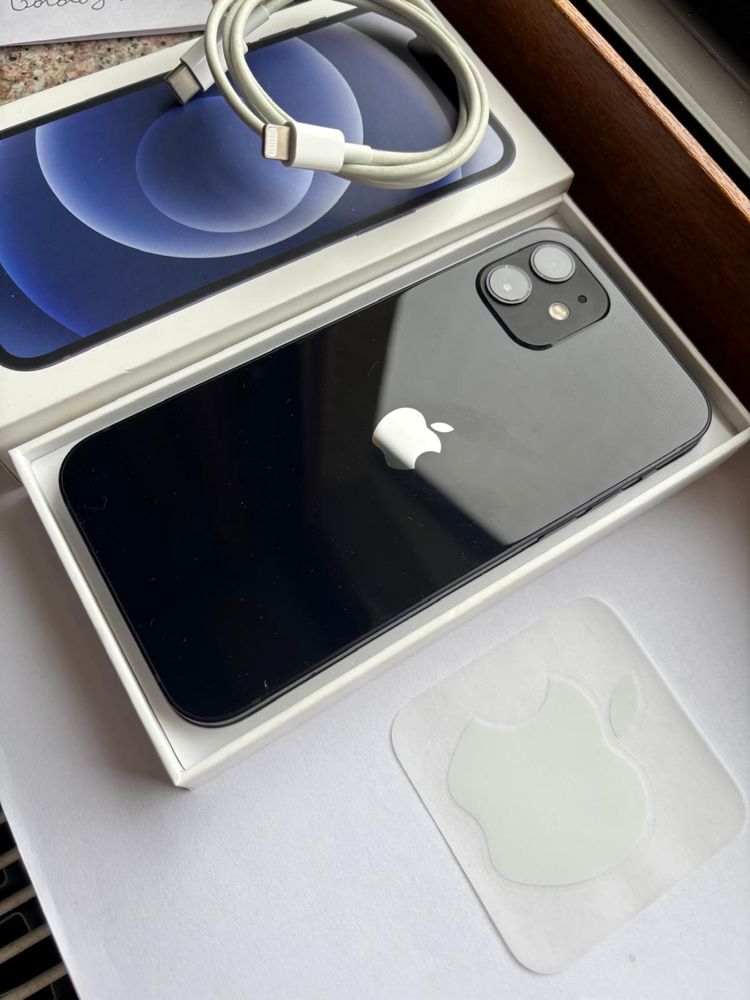 Vand Iphone 12 negru,simplu!Pretul este negociabil.