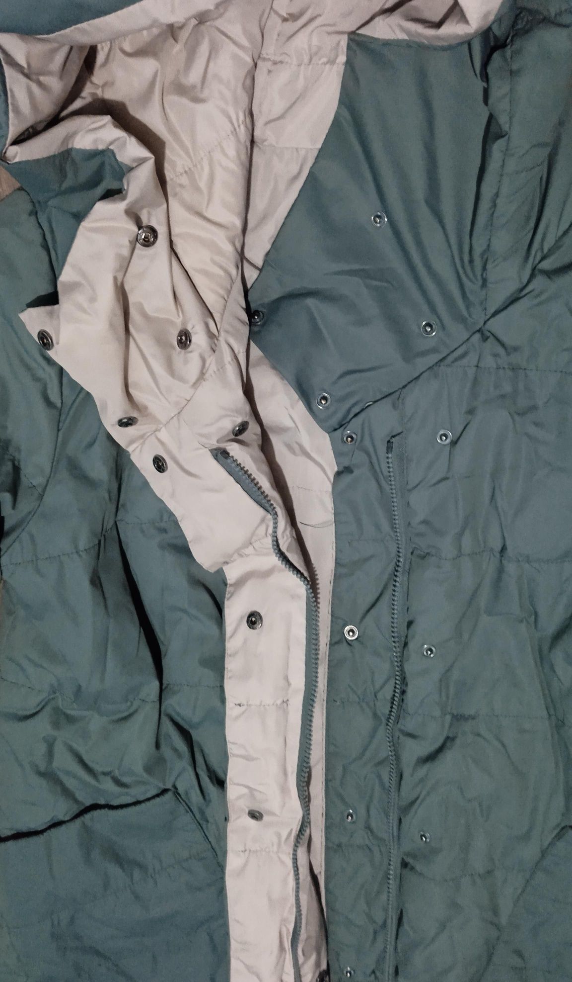 Куртка женская, с капюшоном, метр  48-50р, двухсторонний, не промокаем