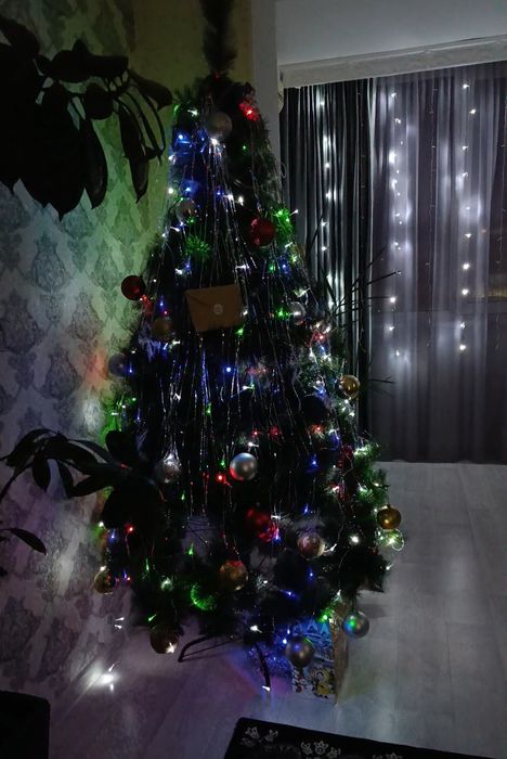 Продам ёлку новая с герляндами и игрушками