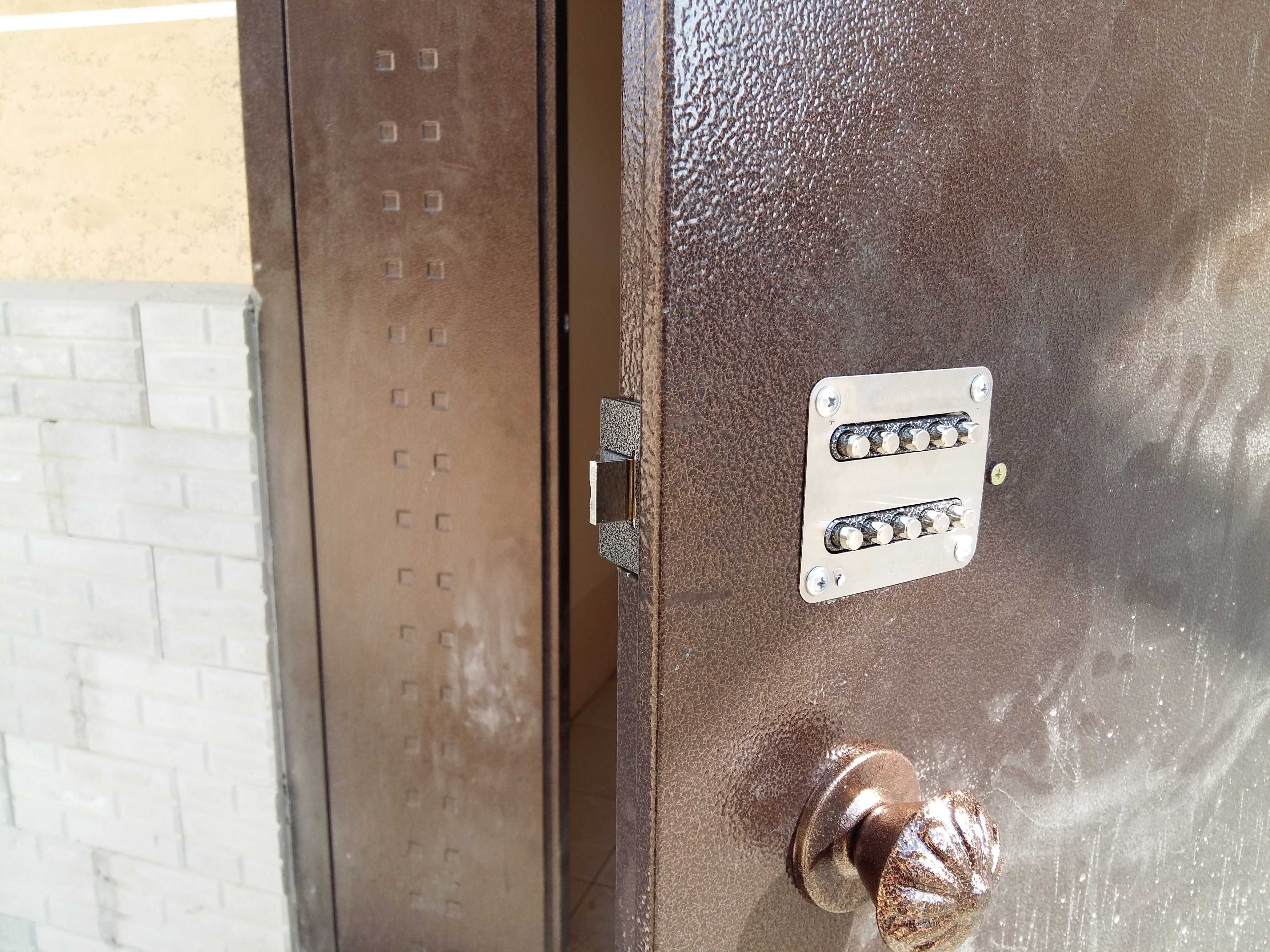 Установка замка кодового  на двери.