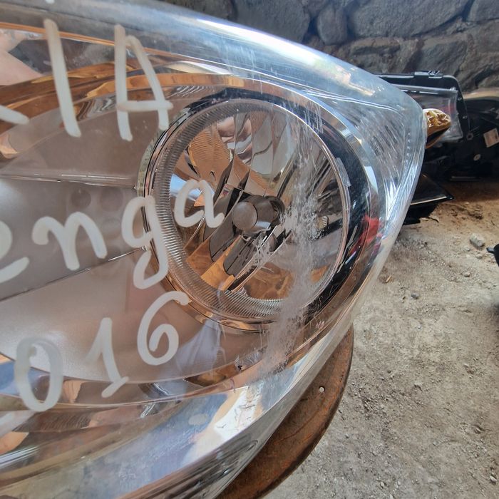 Kia Venga 2019 ляв фар