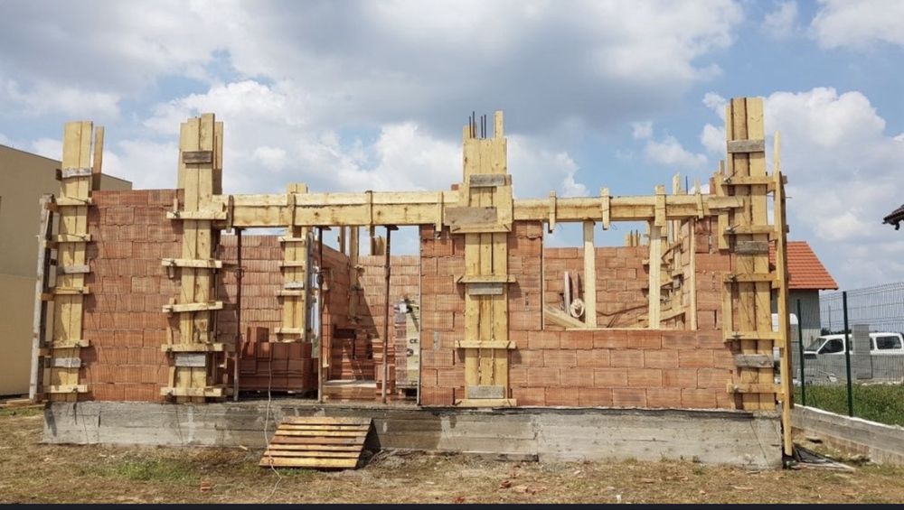 Execut case la rosu si interioare