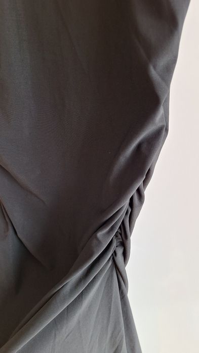 Rochie lungā, neagra, spate gol.