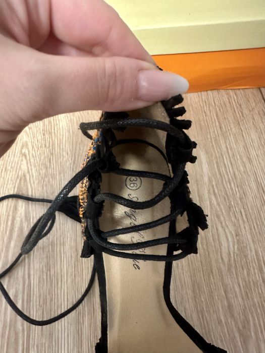 Sandale negre cu toc înalt și șnur mărimea 36