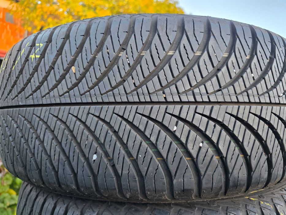 2бр Всесезонни гуми 215 55 17 - Goodyear