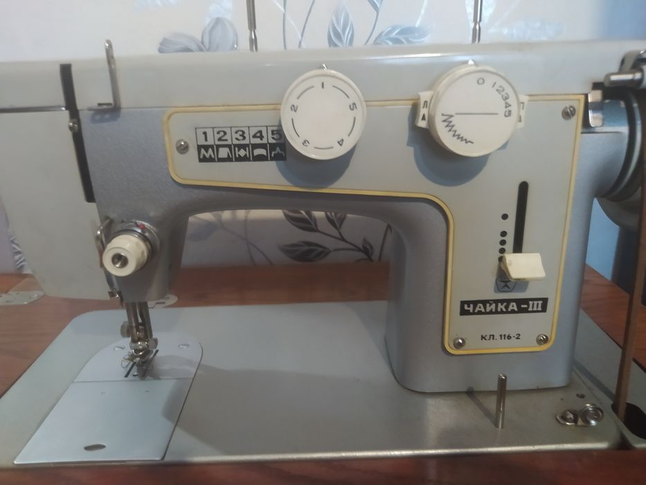 Швейная машина чайка со столом тумбой